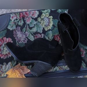 Vince Camuto Hadrien Black Suede Ankle Booties Size 6